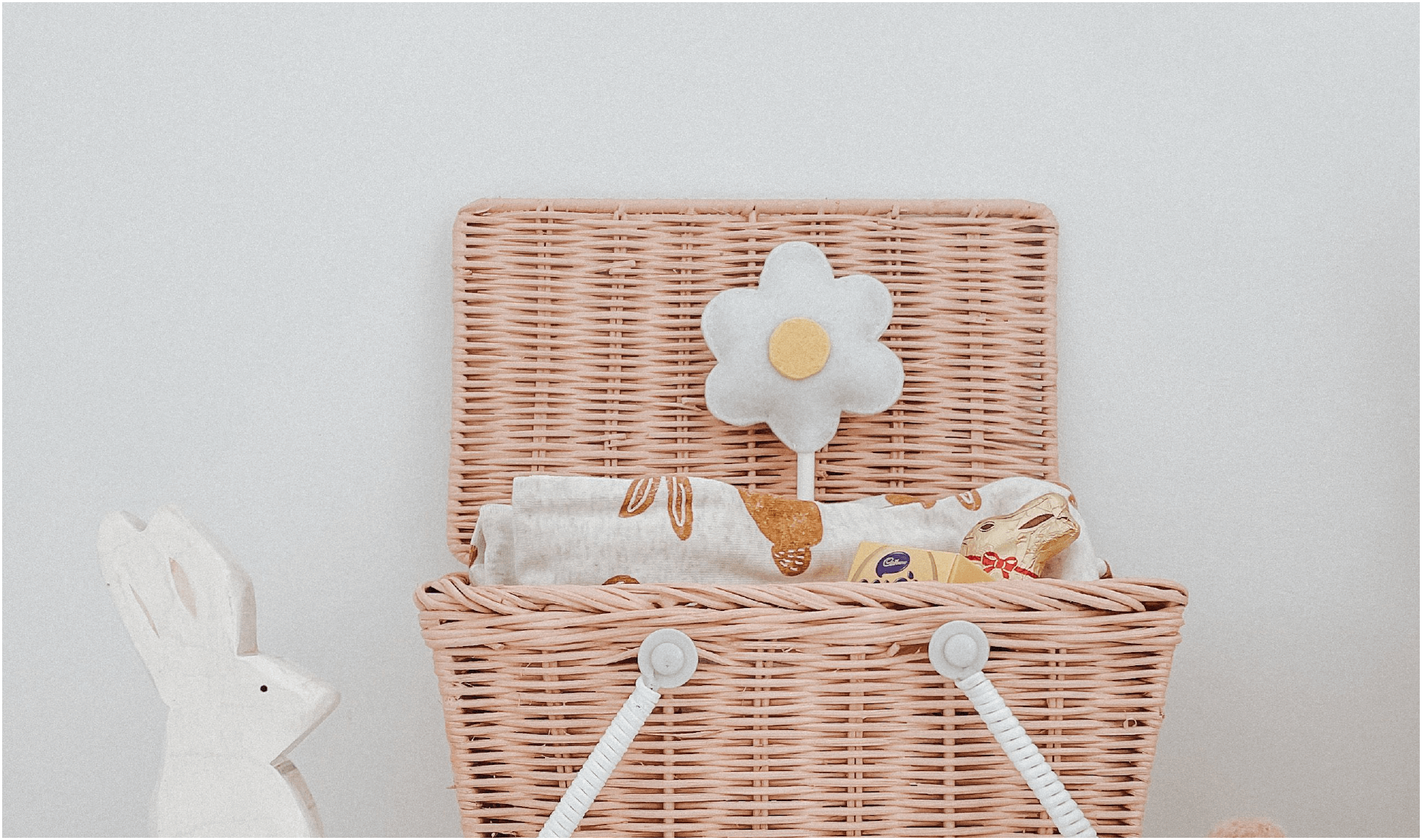 Create the sweetest Easter flower wands with your little one! The perfect activity to get your bouncing bunny in the Easter spirit. Made with basic supplies that can be found at the local craft shop. Brought to you by Little Gatherer children's boutique.