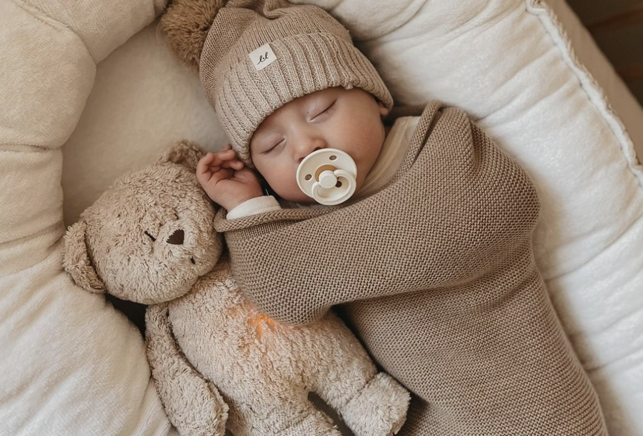 Moonie Bears | The Ultimate Sleep Aid for Babies. Designed to provide the perfect sleep environment they offer a soothing pink noise and night light for added comfort. They even come with a built-in "cry" detector feature.