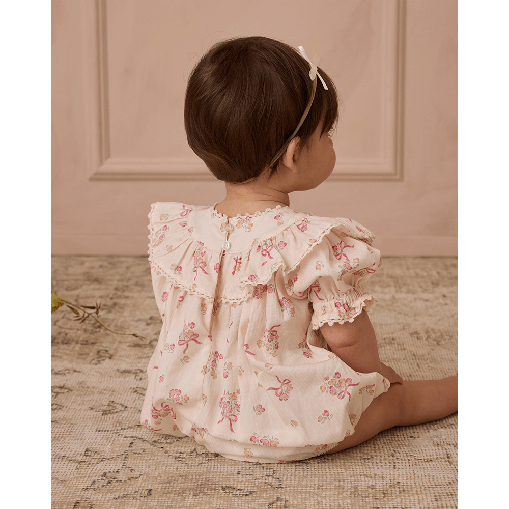 【AMERI】 NORA FLOWER EMBROIDERY ROMPERS Ameri（アメリ）の「NORA FLOWER EMBROIDERY ROMPERS（つなぎ