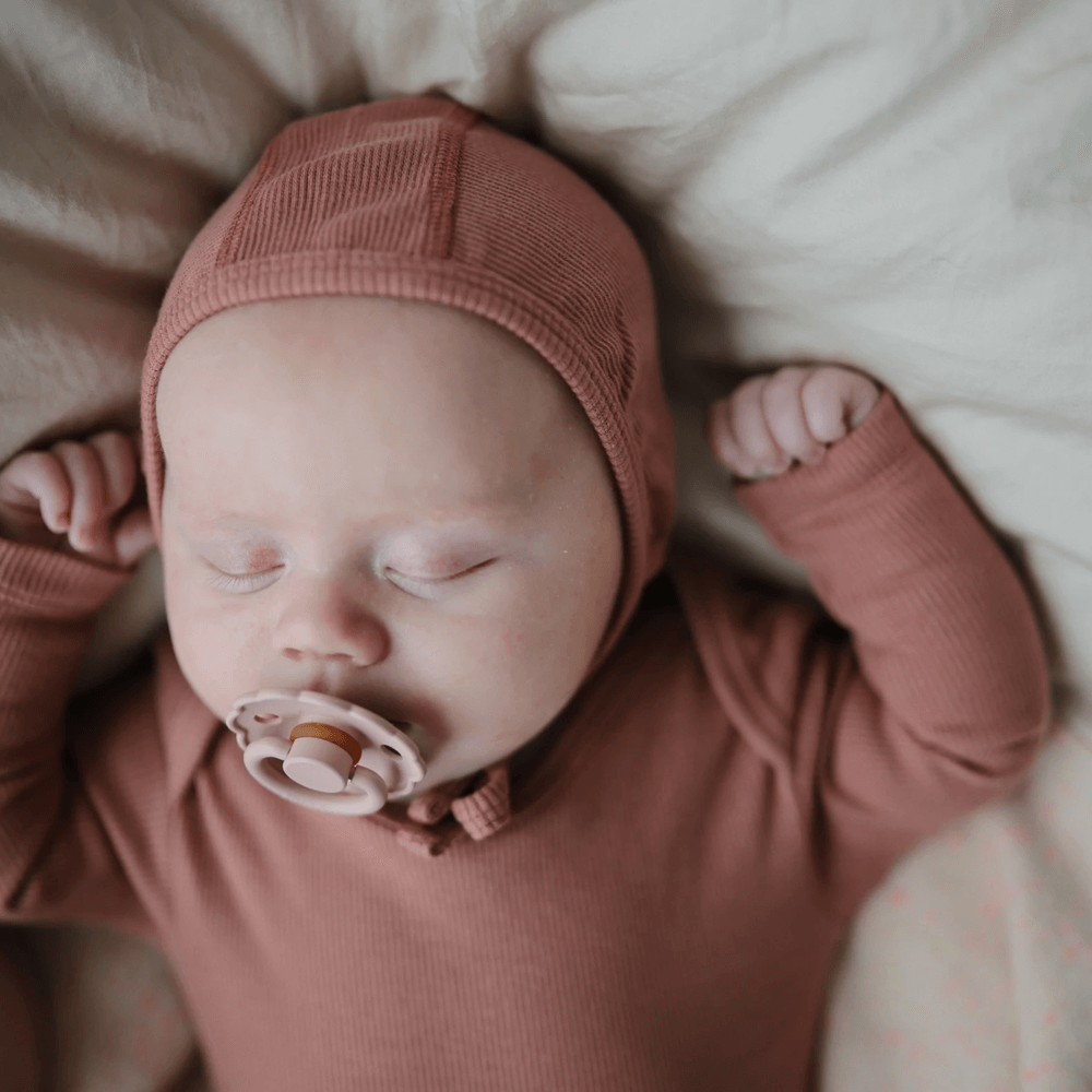 Mushie Ribbed Baby Bonnet - Cedar